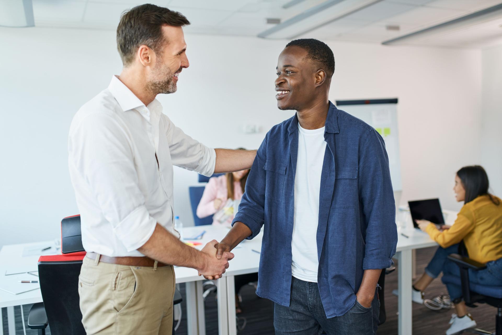 tuteur qui accueil un apprenti