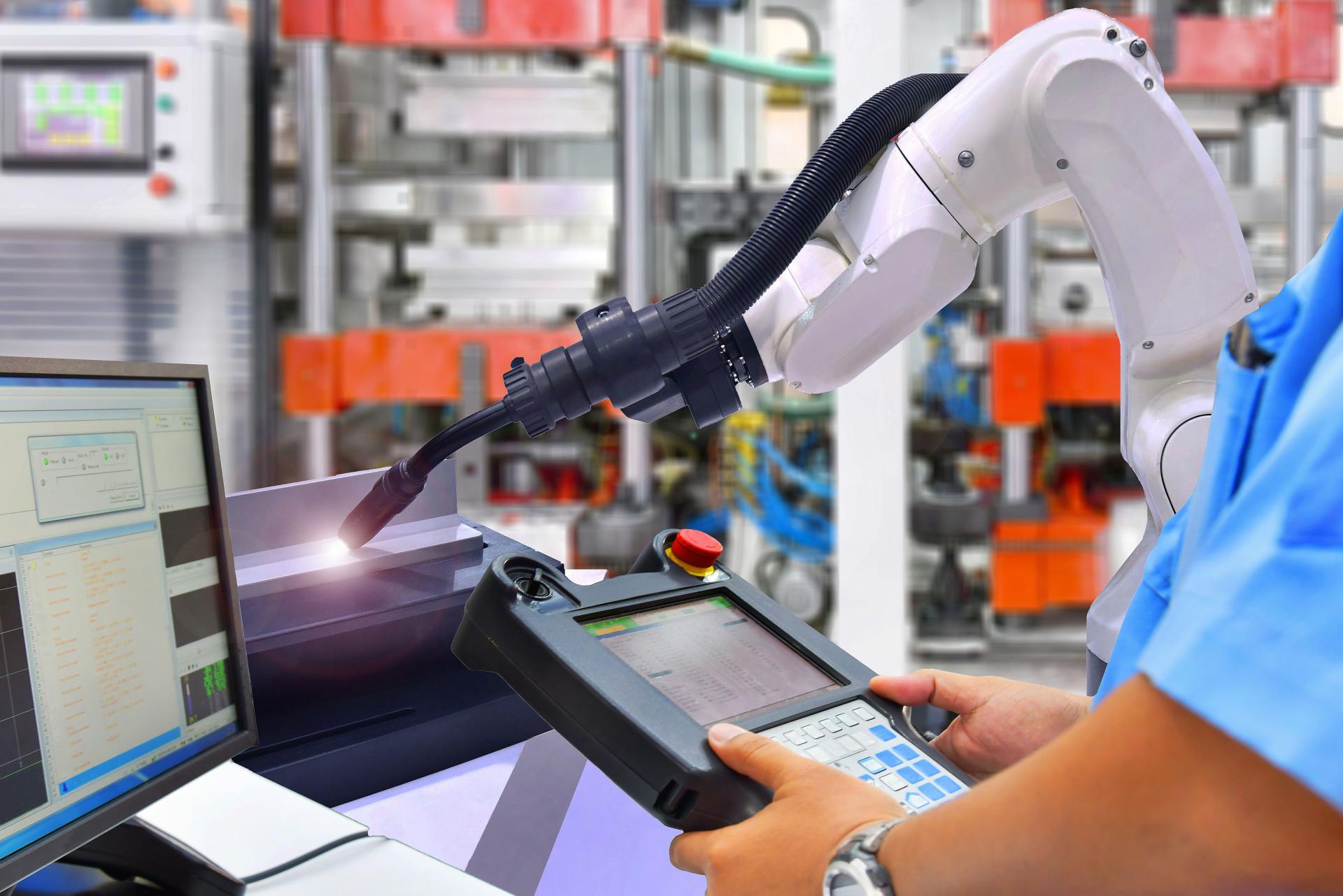 mains avec tablette de commande bras robotisé