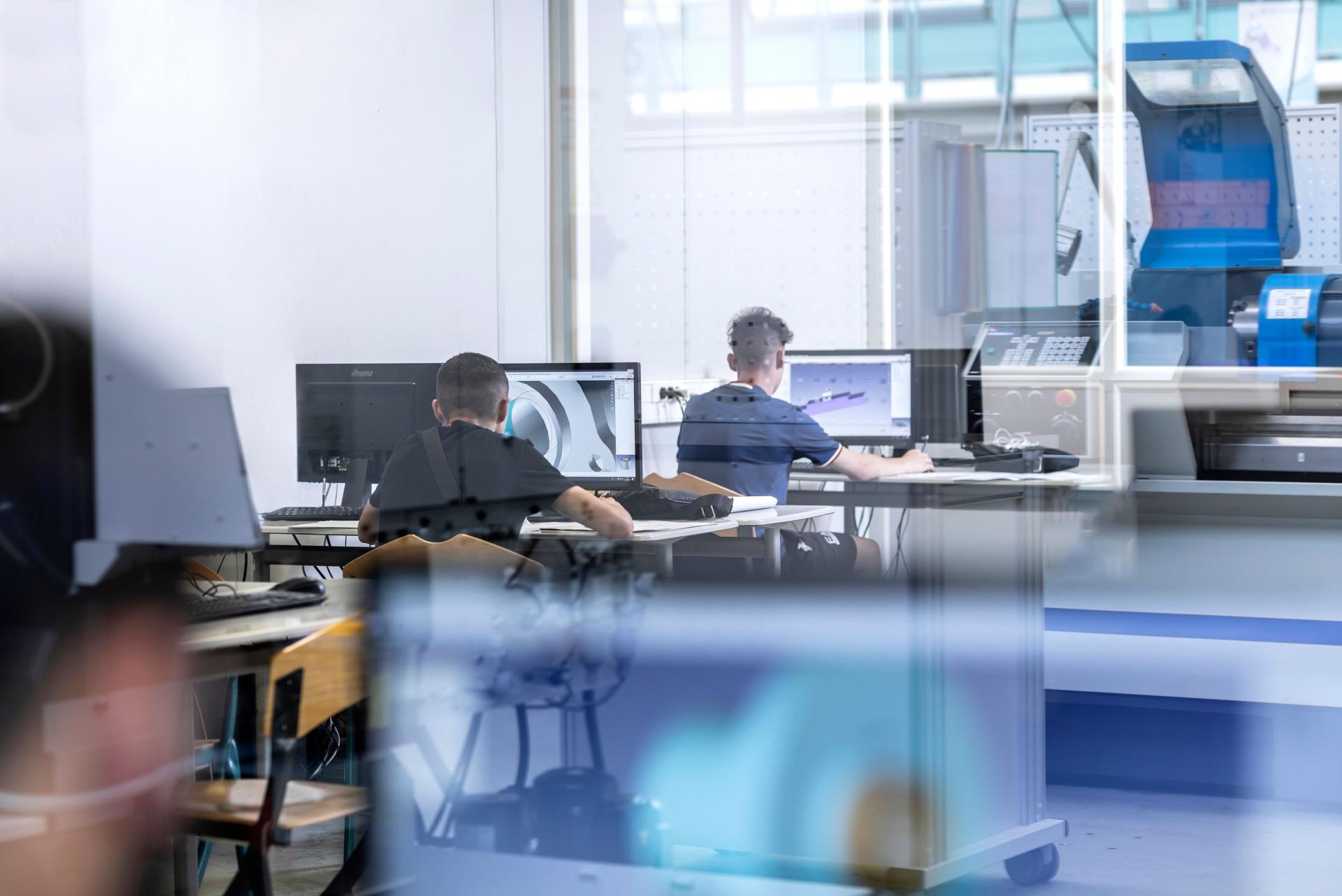 personnes de dos en bureau d'études