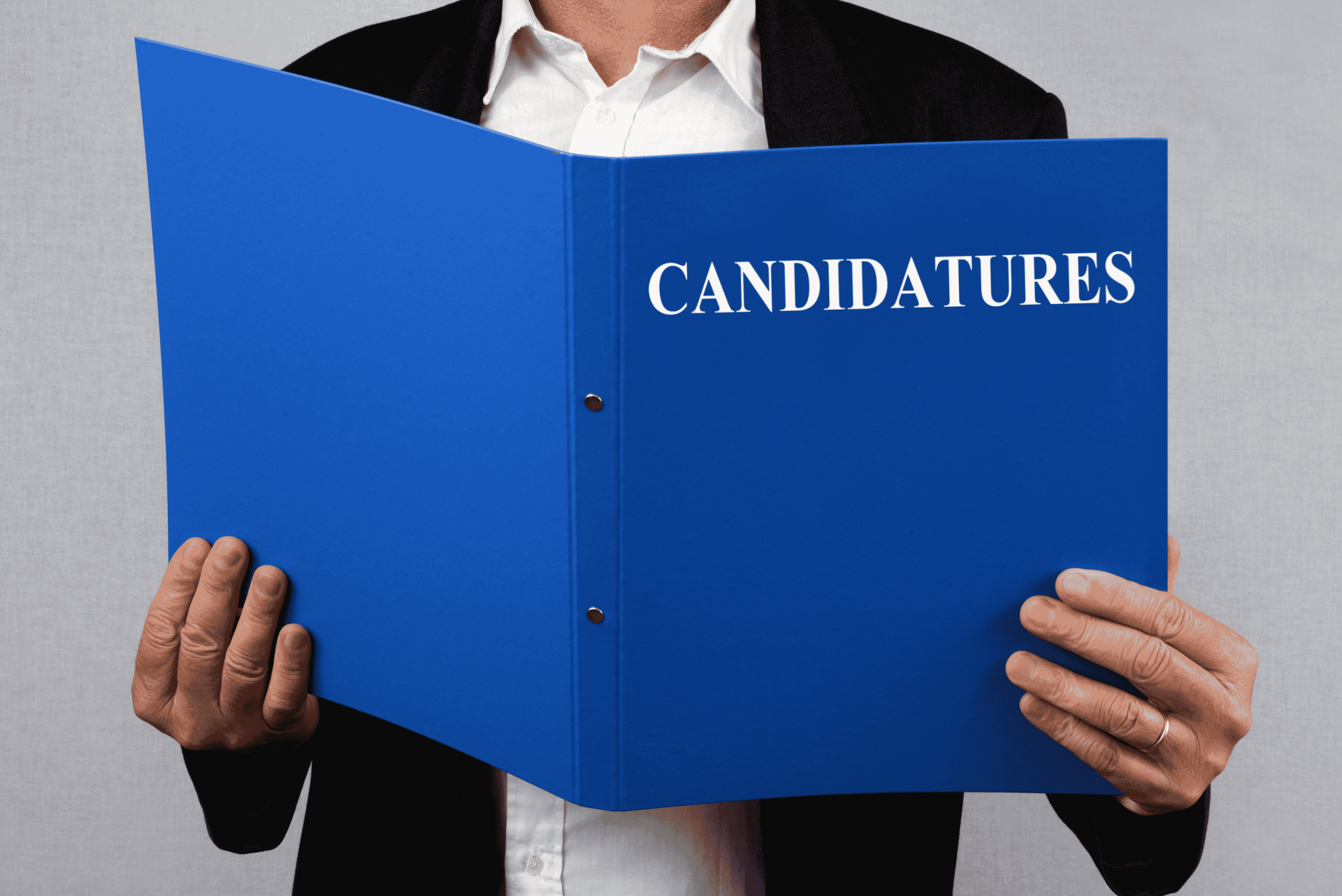 personne qui tient un classeur candidatures