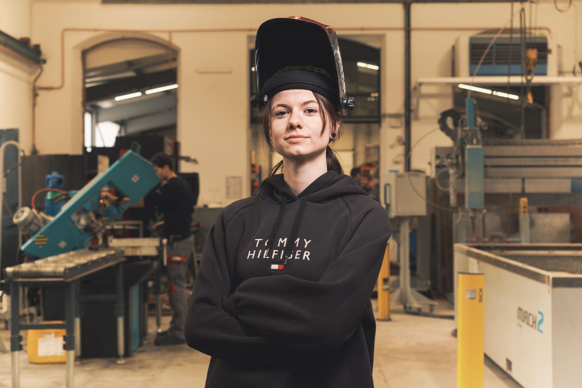jeune femme en chaudronnerie