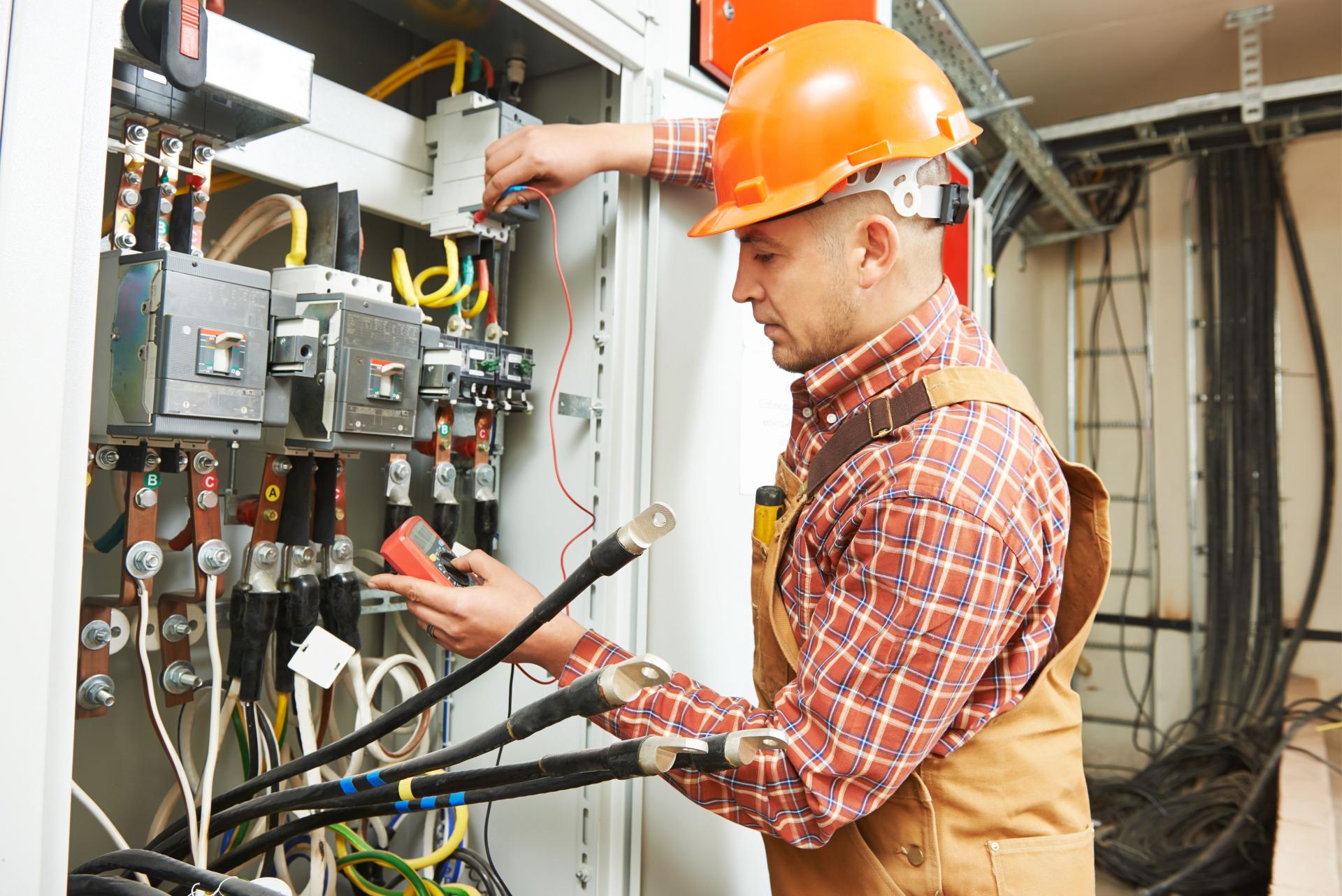 Électricien adulte dans armoire haute tension