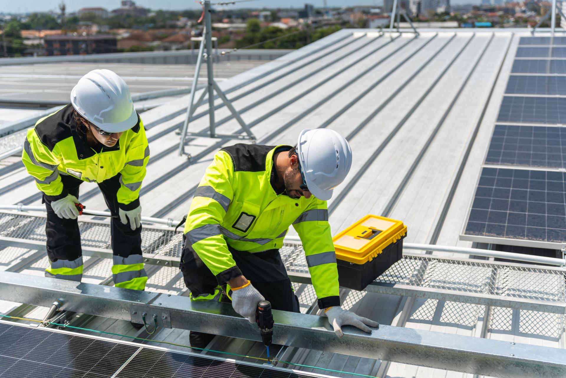 2 techniciens sur un toit avec photovoltaïque