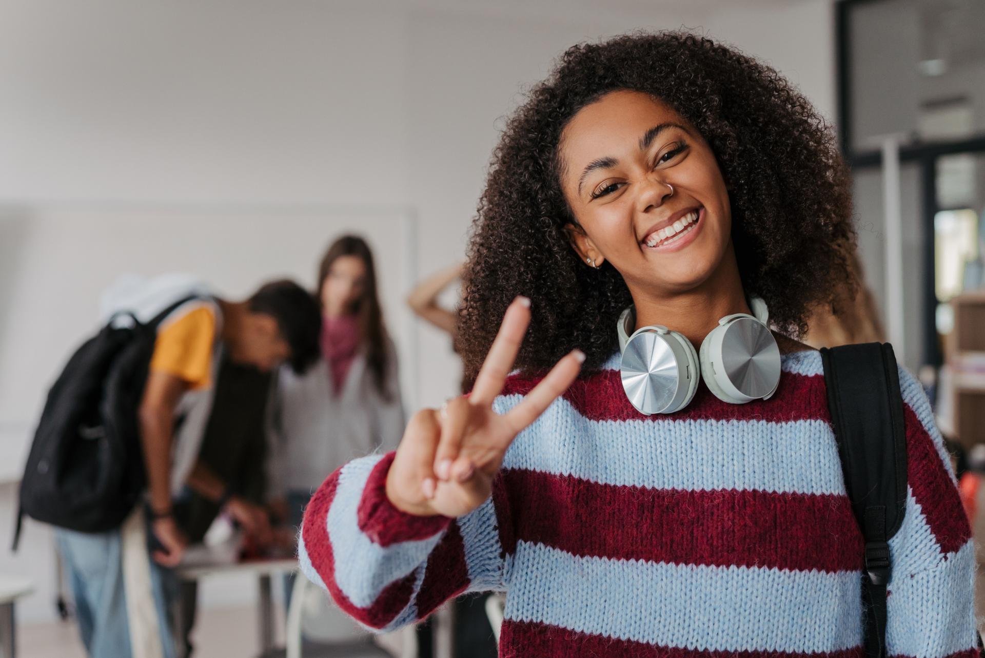 jeune étudiant souriante rentrée