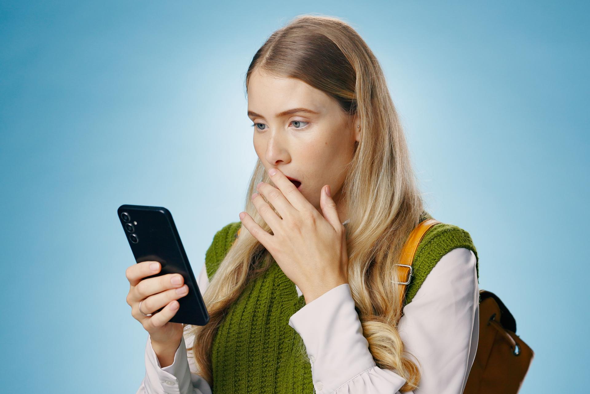 jeune smartphone surprise Fake News