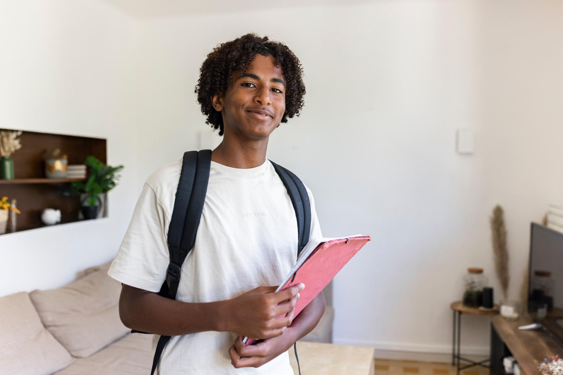 jeune étudiant dans son logement prêt pour la rentrée