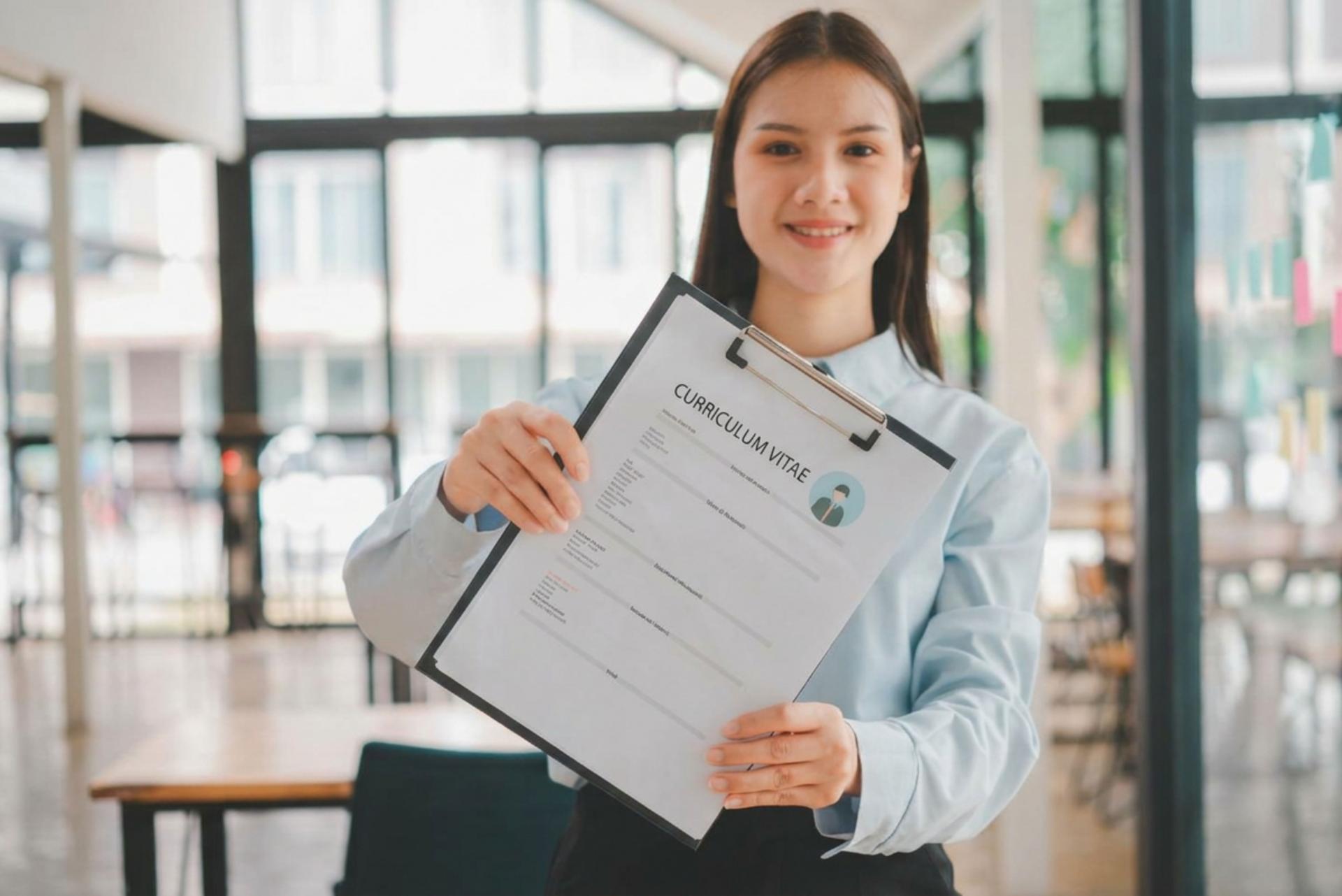 jeune fille avec un CV