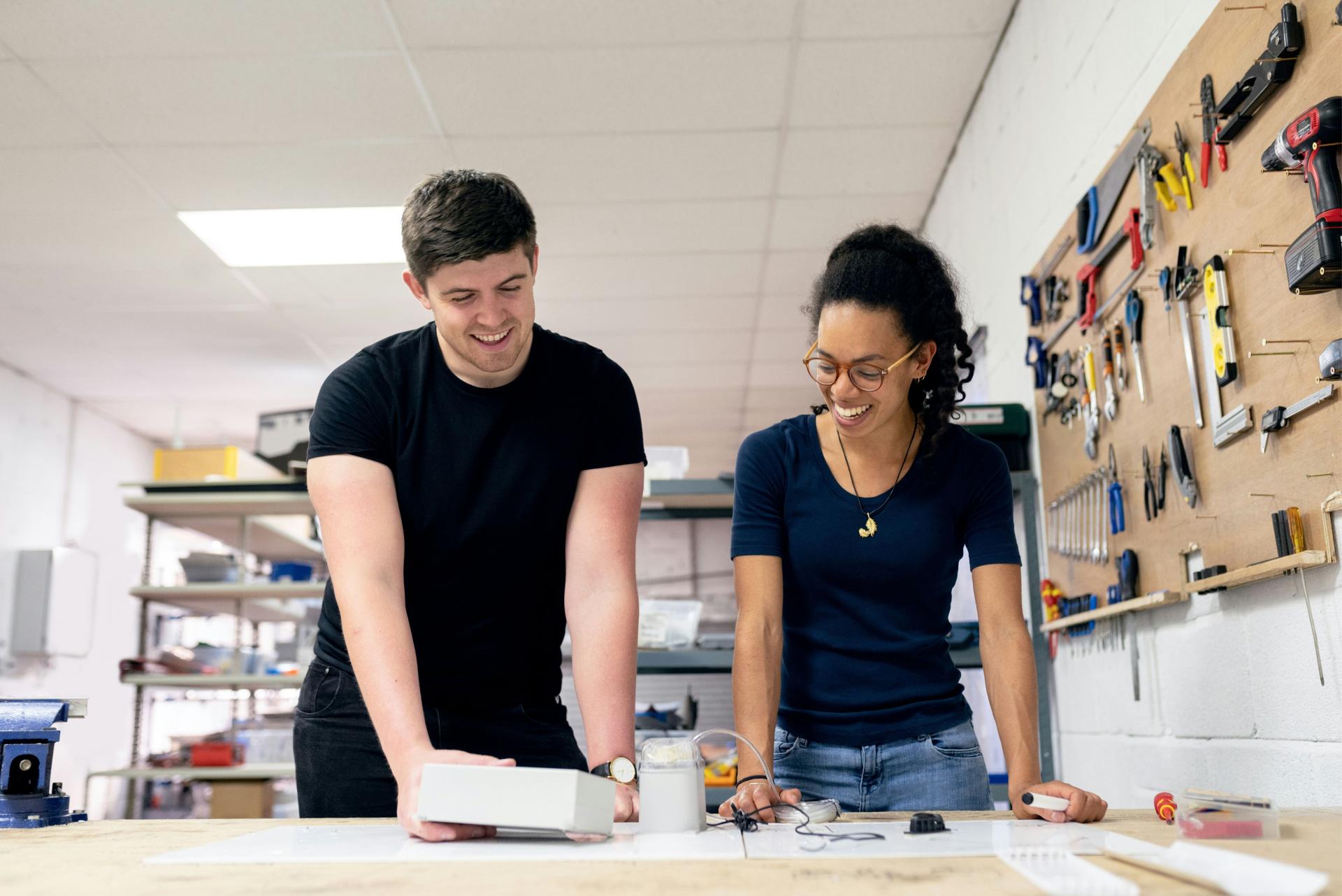 jeune femme et jeune homme plan de travail