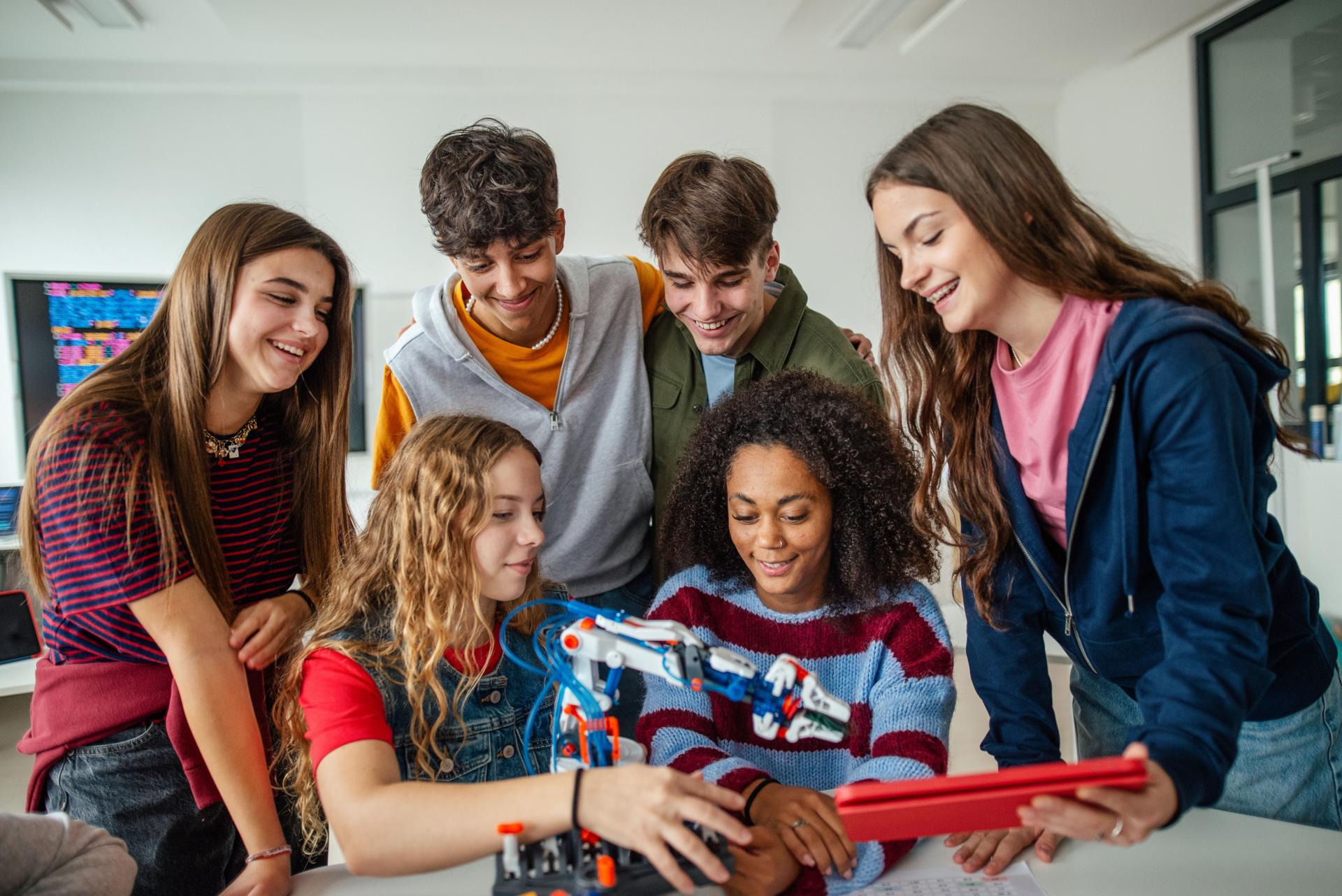 jeunes étudiants (mixité) avec un bras robot