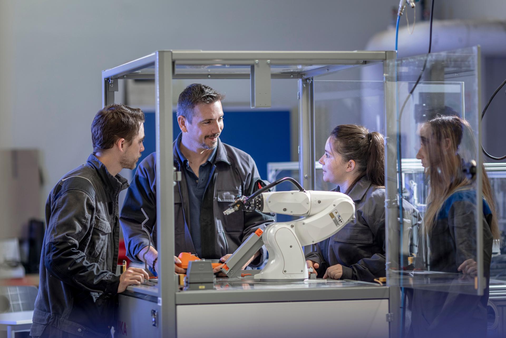 un formateur et ses apprentis en robotique