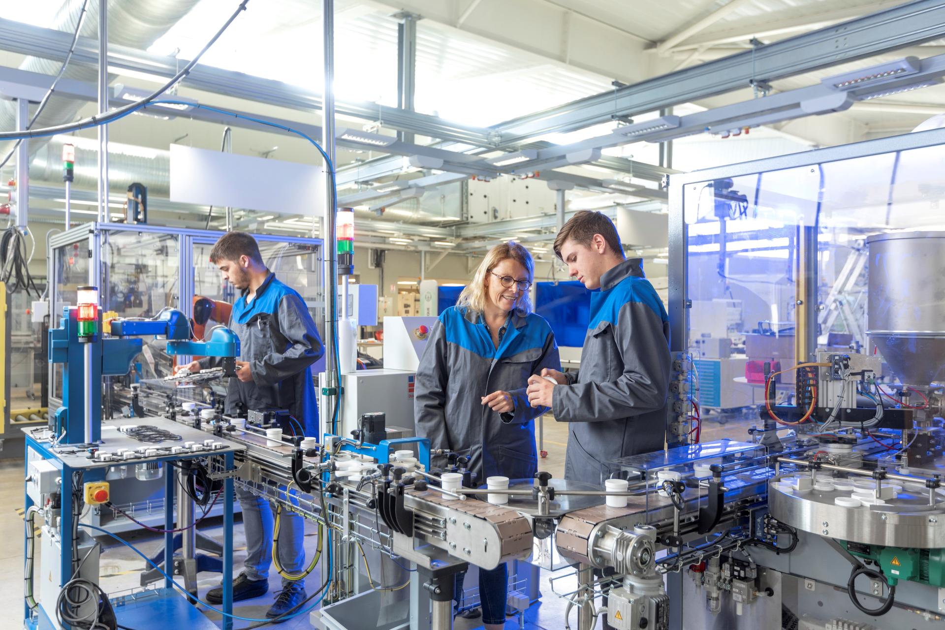 Formateur et apprentis en atelier