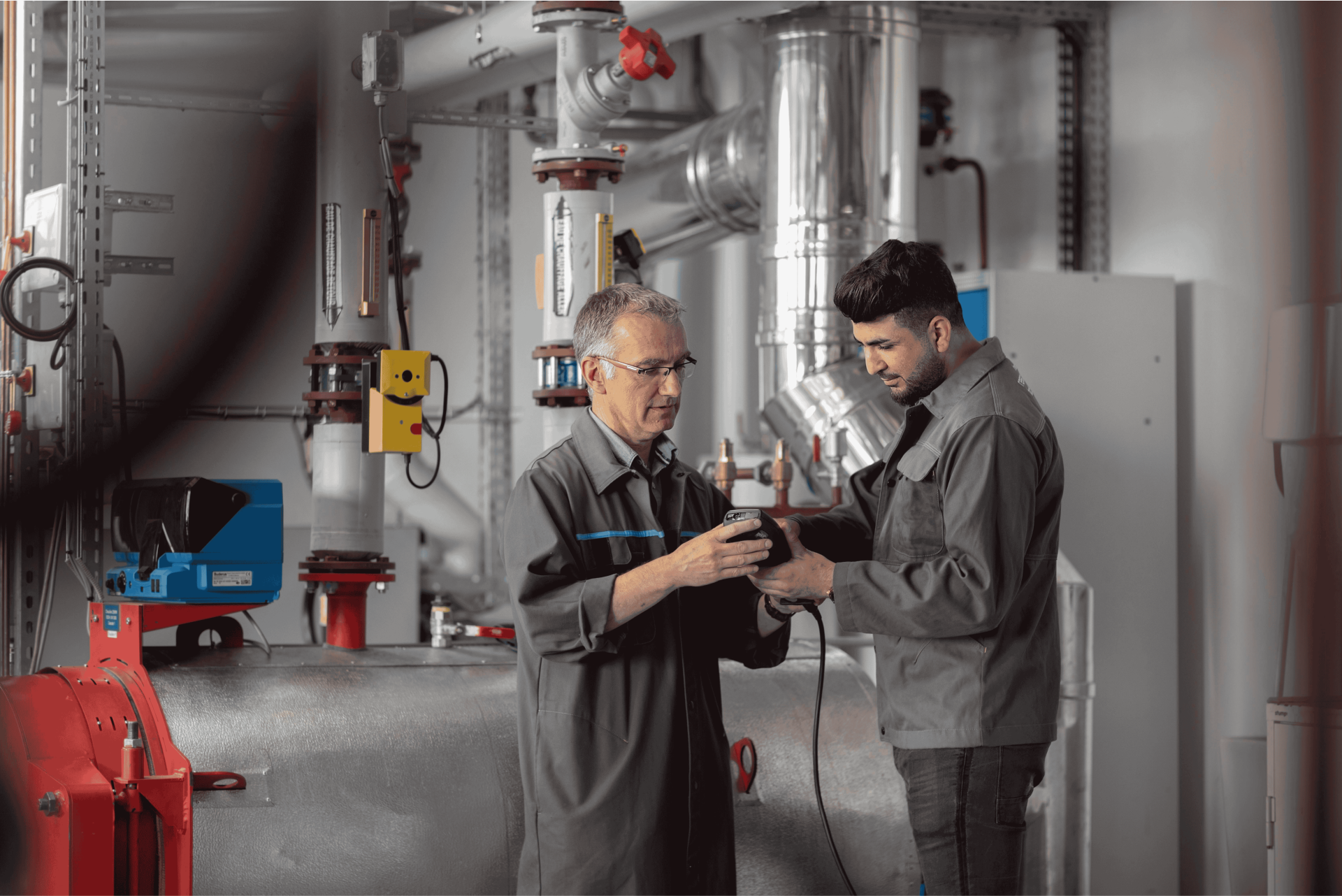 hommes en formation avec son manager dans atelier industriel