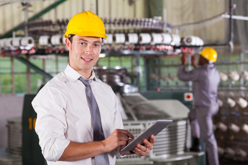 homme qui travaille dans l'industrie avec un casque