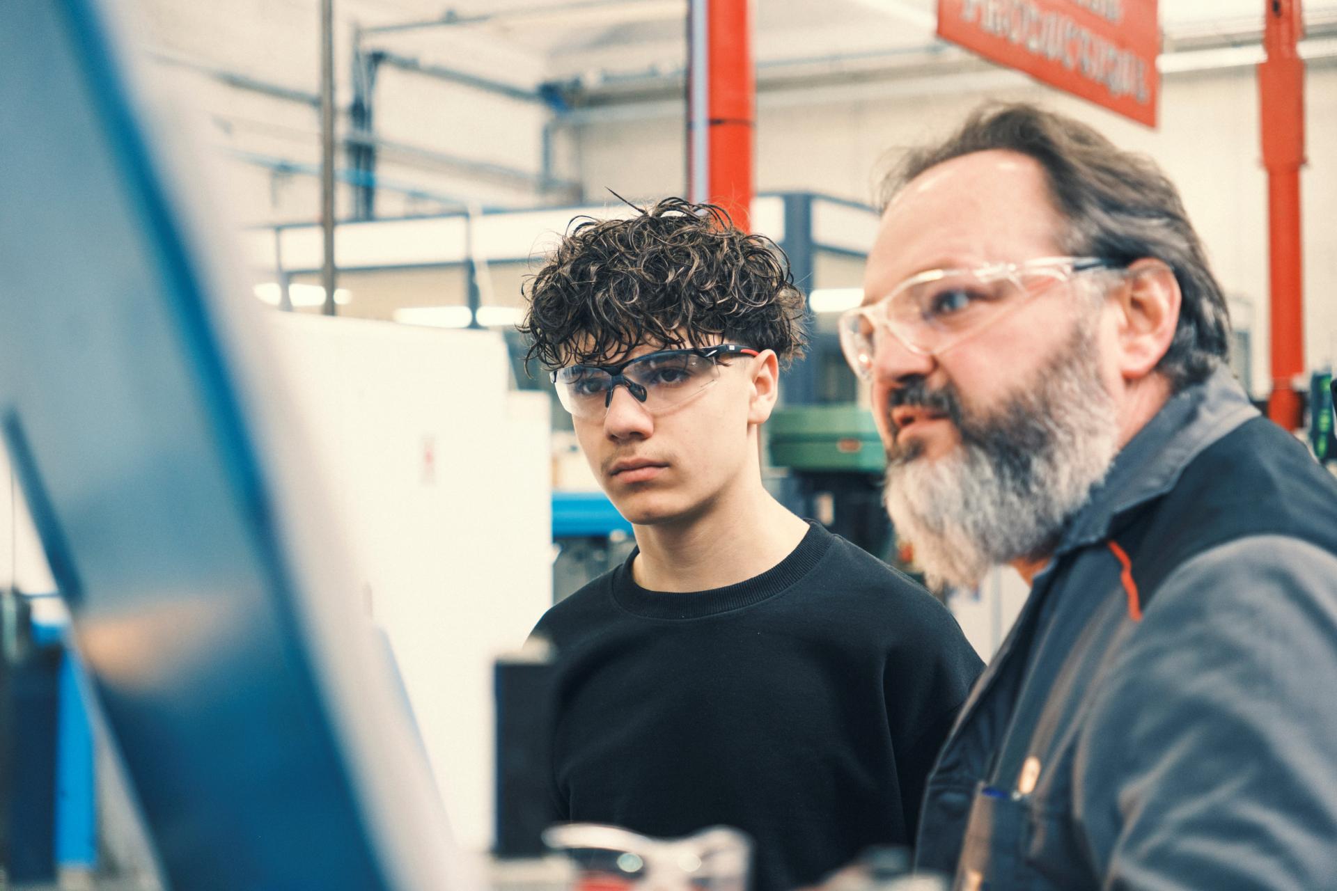 Photo formateur et apprentis en atelier