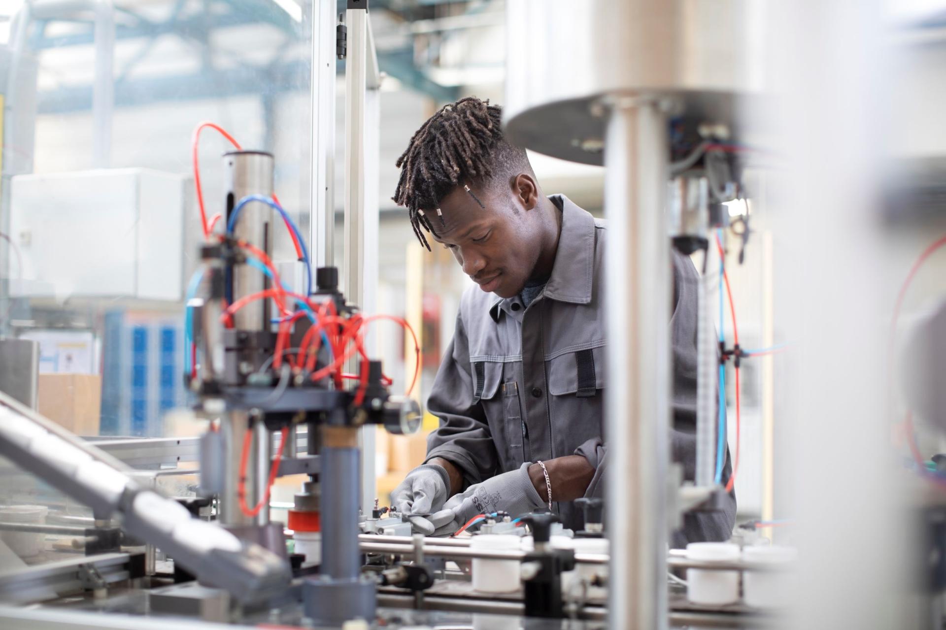 technicien de production industrielle sur ligne de production