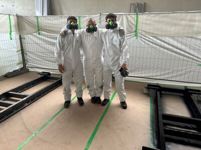 3 apprentis folie'Flore 2026 en tenue de peinture
