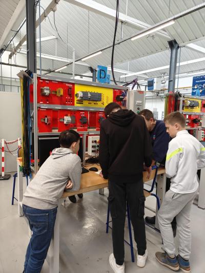Plusieurs jeunes en action lors d'un atelier découverte métier électrotechnique