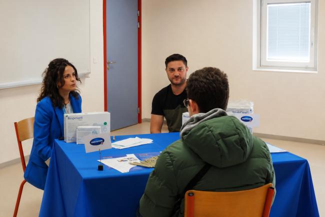 2 recruteurs et un jeune candidat en job dating