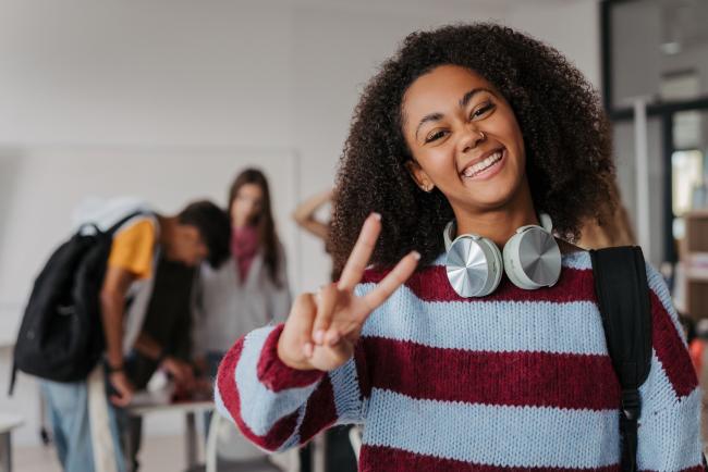 jeune étudiant souriante rentrée