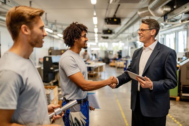 Industrie poignée de main avec son manager