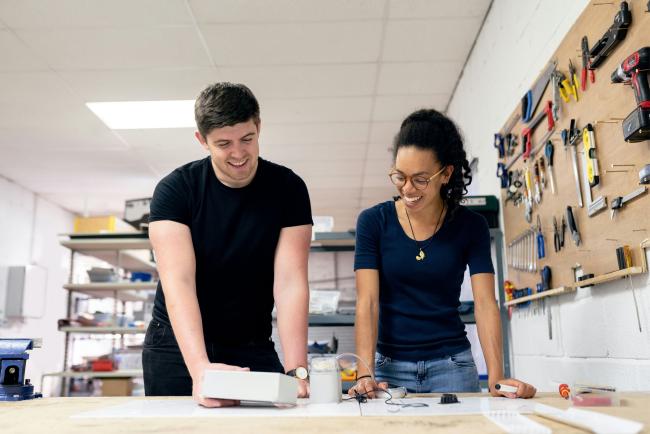 jeune femme et jeune homme plan de travail