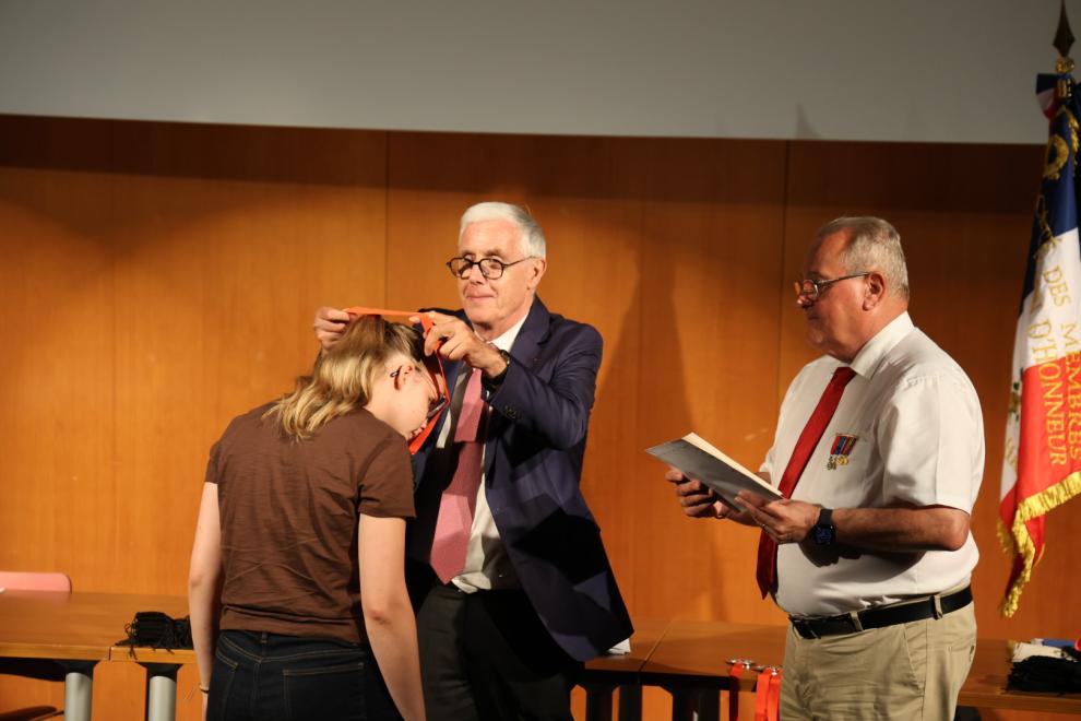 Lisa qui reçoit sa médaille de la légion d'honneur