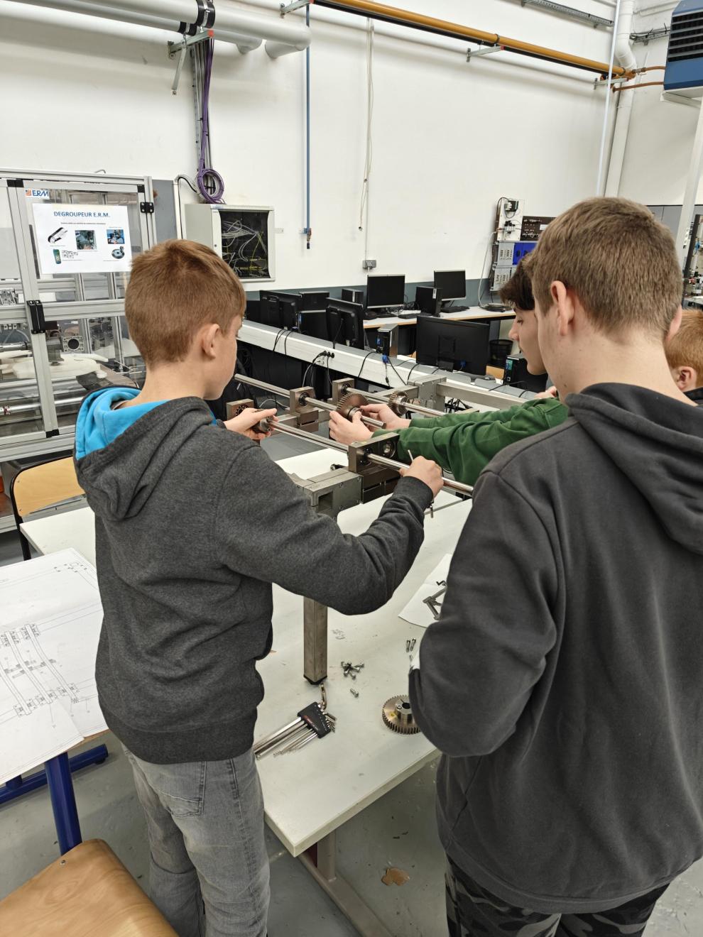 Deux jeunes en atelier découverte métier maintenance