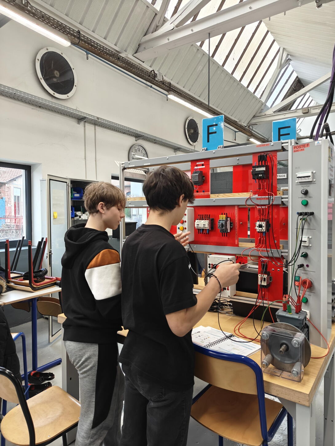 2 jeunes en ateliers découverte éléctrotechnique