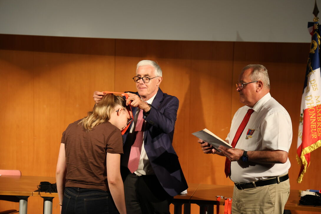 Lisa qui reçoit sa médaille de la légion d'honneur